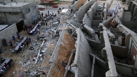 Berbuka di Puing-puing Gedung di Kota Gaza