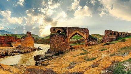 İran'ın tarihi Gavmişan köprüsünden görüntüler