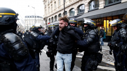 フランス・パリでのメーデーの行進で、３００人が逮捕