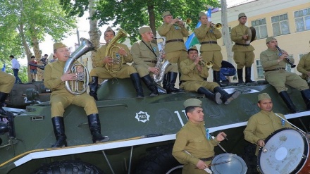 Самарқандда ҳарбий техникалар ва қурол аслаҳалар кўргазмаси бўлиб ўтмоқда (фотожамланма) 