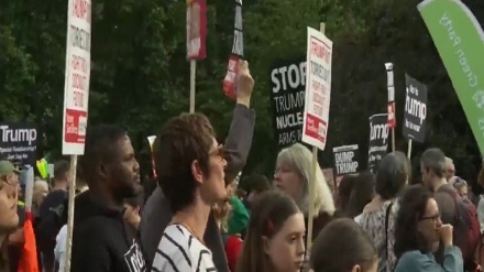 Trump se reúne con la reina Isabel II en medio de protestas+Video