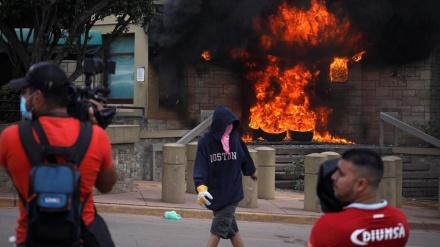 Manifestantes prenden fuego a puerta de embajada de EEUU+Video