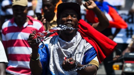 Haitianos rompen bandera de EEUU en protesta contra Jovenel Moïse+Fotos