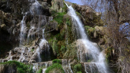 イランを旅するコーナー；中部カーシャーン・ニヤーサル滝