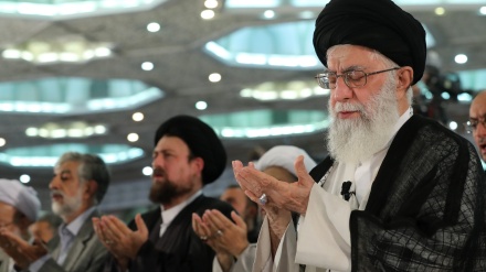在伊朗，每逢开斋节，伊斯兰革命领袖大阿亚图拉哈梅内伊都会带领民众举行最隆重、最盛大的开斋节会礼。