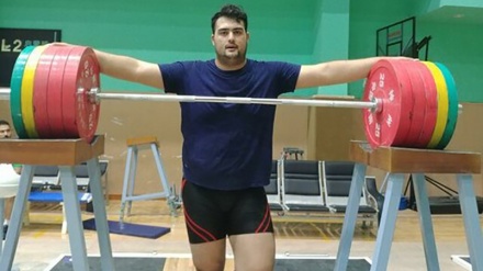 重量挙げの世界ジュニア選手権で、イラン人選手が金メダル