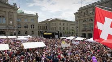 Svizzera; centinaia di migliaia di donne in piazza per la parità