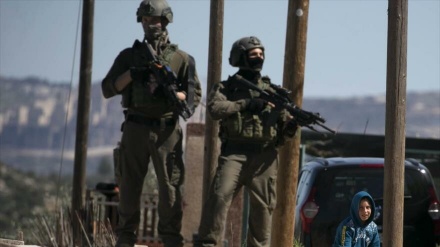 Fuerzas israelíes atacan a palestinos en Al-Quds+Video