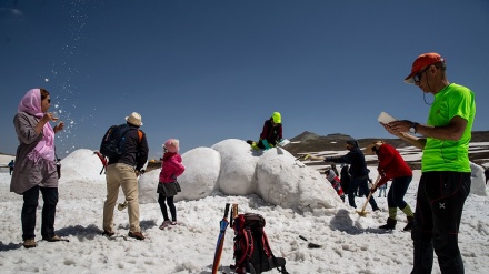 तूचाल की पहाड़ियां,  आख़िरी बसंत के अवसर पर स्नो मैन समारोह