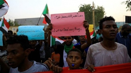 Hundreds protest in Sudan demanding civilian rule