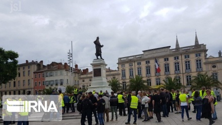 法国警方的暴力行对资本主义制度的抗议者