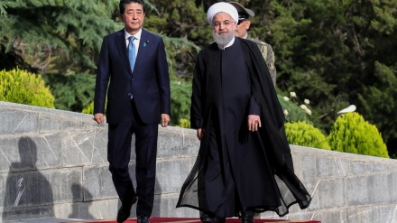 Ҳасан Руҳоний Япония бош вазирини шукуҳли бир тарзда кутиб олди (видео)