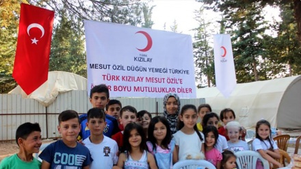 Mchezaji wa Arsenal, Mesut Ozil awafariji maelfu ya maskini, wakimbizi wa Syria katika harusi yake