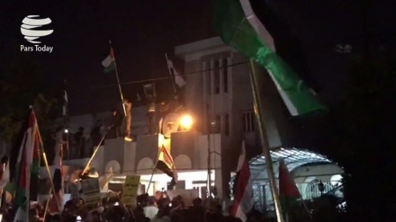 愤怒的伊拉克人袭击巴林驻伊拉克大使馆