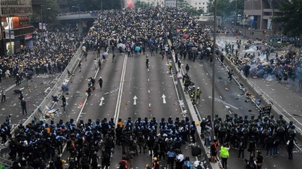 香港警察が、市民による抗議デモを非難