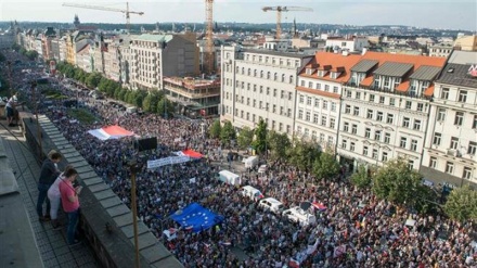 Mass protest calls for Czech PM's resignation