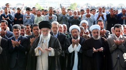 ５日、イランで最高指導者主導のもと、断食明けの祝祭の集団礼拝