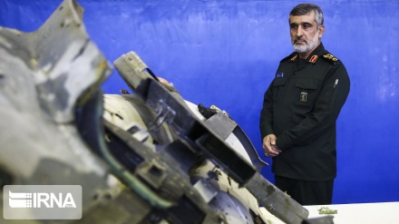 Эрон томонидан ўриб туширилган Американинг учувчисиз учоғининг бўлаклари Теҳронда намойиш этилди (фотожамланма)