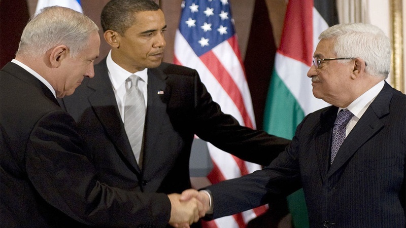 Presiden Obama memimpin jabat tangan antara Perdana Menteri rezim Zionis, Benjamin Netanyahu dan Presiden Otoritas Palestina, Mahmoud Abbas.