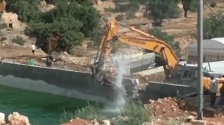 Alat Berat Zionis Hancurkan Kolam Air Warga