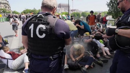 Paris police use pepper spray against seated climate change protesters