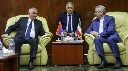 イランとアルメニアが経済協力協定に署名