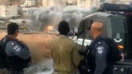 Senyum Puas Serdadu Zionis Usai Ledakkan Gedung Palestina