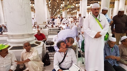 Jemaah Calhaj Veteran Iran Ziarahi Makam Baqi'