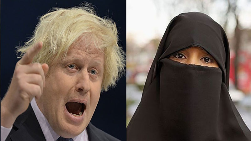 Boris Johnson (kiri) dan wanita Muslimah bercadar.