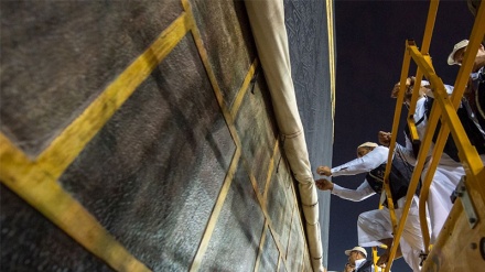 Menggulung Kain Penutup Ka'bah