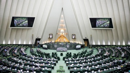 Deputetët e Parlamentit Islamik të Iranit ka mbështetur veprimet e matura të Gardës Revolucionare të Iranit në konfiskimin e anijes angleze