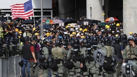 在香港骚乱仍在继续；美国国旗在示威者手中