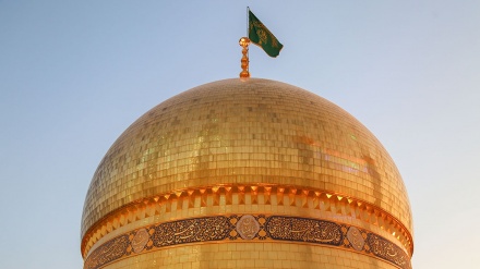 हज़रत फ़ातेमा मासूमा अलैहस्सलाम के रौज़े का झंडा बदला