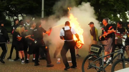 Video:Manifestantes queman bandera de EEUU frente a Casa Blanca