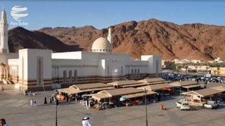 Jemaah Calhaj Iran Ziarah ke Tempat-tempat Suci di Madinah