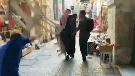 Warga Palestina Spontan Usir Wartawan Saudi dari Masjid Al Aqsa