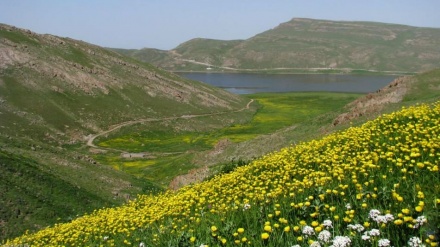 イラン北西部アルデビール州　ネオル湖