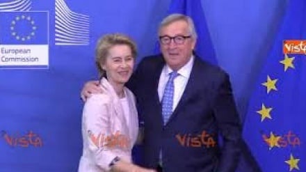 Bruxelles, abbracci tra Juncker e von der Leyen