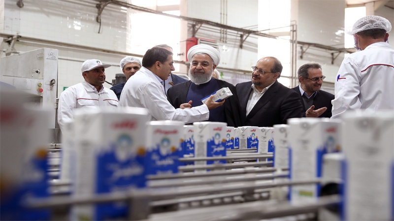 Presiden Hassan Rouhani mengunjungi PEGAH Dairy Industries Co. (dok)