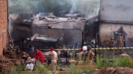 17 persona të vrarë nga rrëzimi i avionit në Pakistan