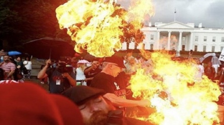  به آتش کشیدن پرچم آمریکا مقابل کاخ سفید