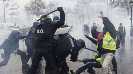 Video: Francia: La policía carga contra los chalecos amarillos