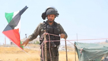 Pasukan Zionis Turunkan Bendera dan Spanduk Palestina 