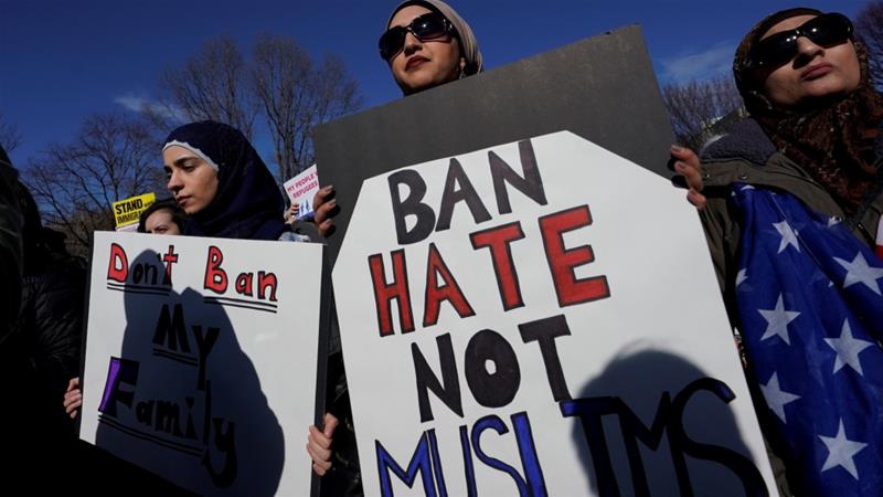 Warga Muslim Amerika memprotes perintah kontroversial Trump.