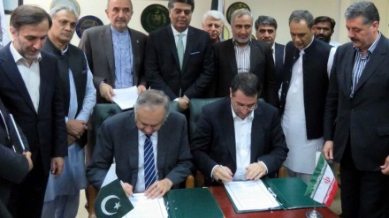 イランとパキスタンが通商協力合意文書に調印