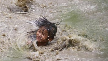 南アジアで洪水や地すべりが発生、多数の死傷者