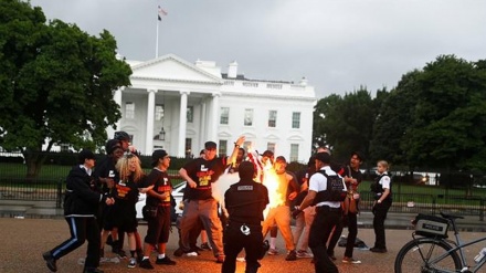 Protestuesit djegin flamurin e Amerikës para Shtëpisë së Bardhë