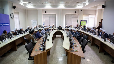 Cendekiawan Sunni Iran Bahas Langkah Kedua Revolusi