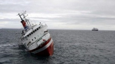 نجات کارکنان کشتی باری حادثه دیده ایرانی 