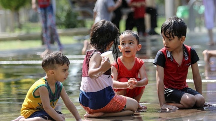 ज़ायंदे रूद नदी के किनारे पानी में मज़ा लेते बच्चे